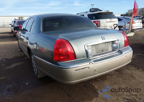 2005 Lincoln Town Car Signature Limited z USA, uszkodzony, nr VIN 1LNHM82W25Y612132